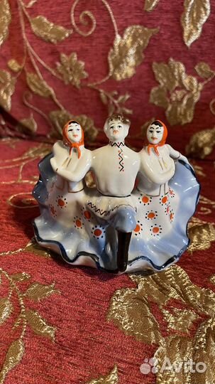 Фарфоровая статуэтка 