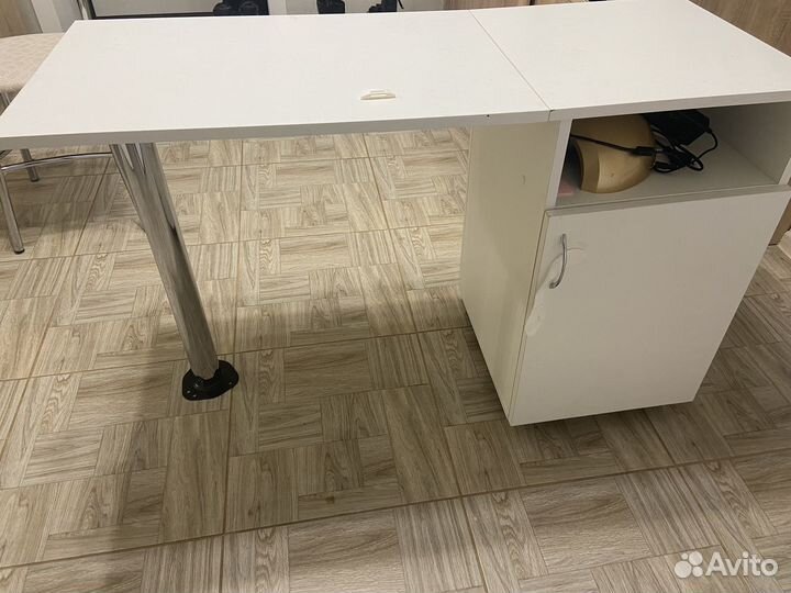 Маникюрный стол