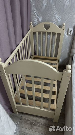 Детская кроватка с маятником