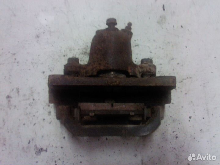 Суппорт задний левый Toyota Land Cruiser 200