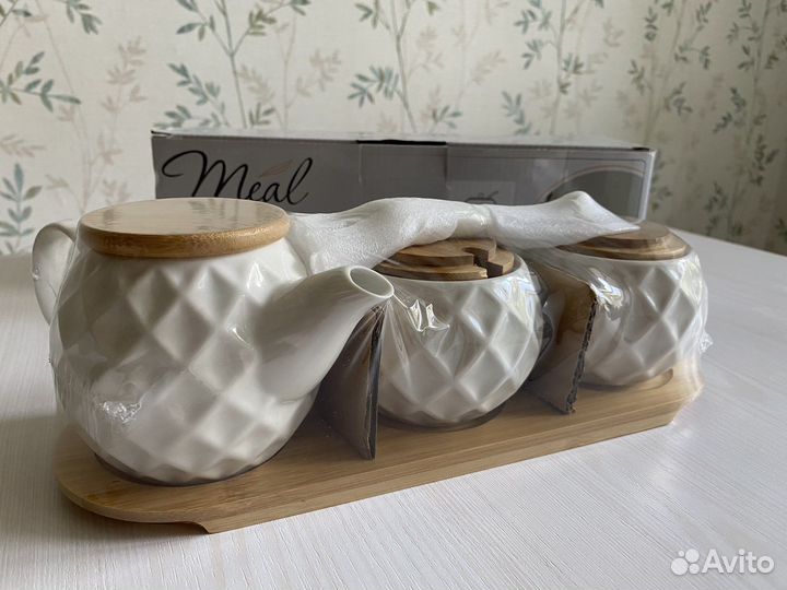 Фарфоровый набор сахарница и чайник Новый