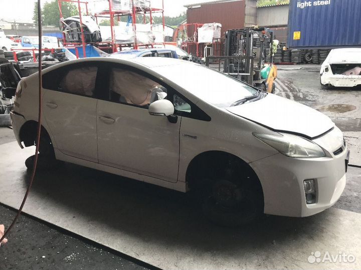 Усилитель бампера передний Toyota Prius ZVW30