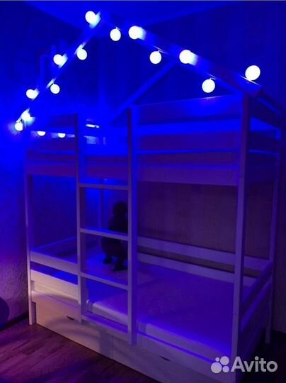 Двухъярусная кровать домик