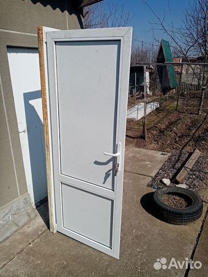 Дверь входная/межкомнатная пластиковая бу