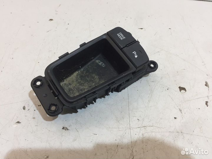 Кнопка фиксатора стояночного тормоза