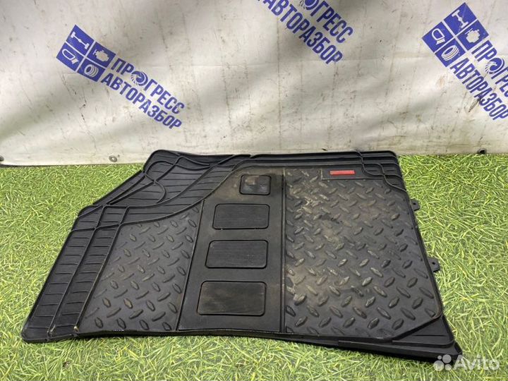 Коврик салона передний правый Toyota Avensis