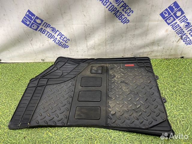 Коврик салона передний правый Toyota Avensis