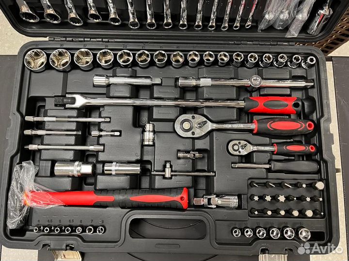 Набор инструментов в чемодане
