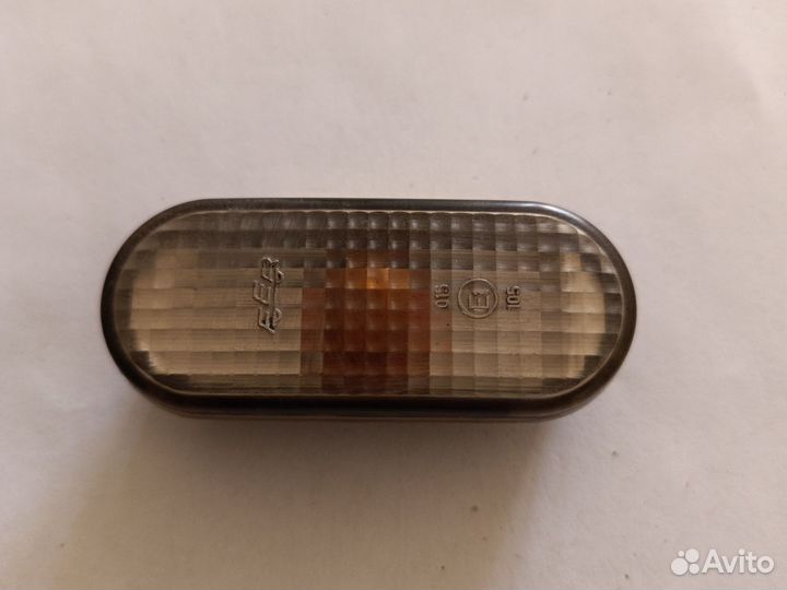 Повторитель на крыло белый VW Passat B4