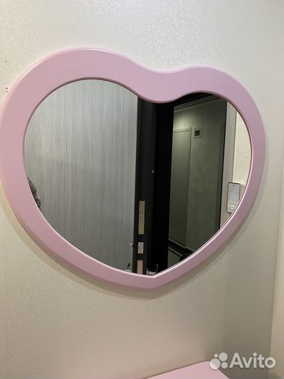 Туалетный столик с зеркалом