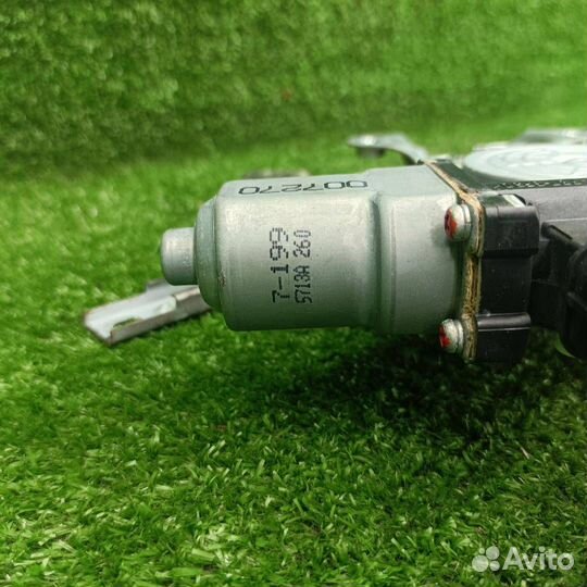 Моторчик стеклоподъемника передний правый 5713A260