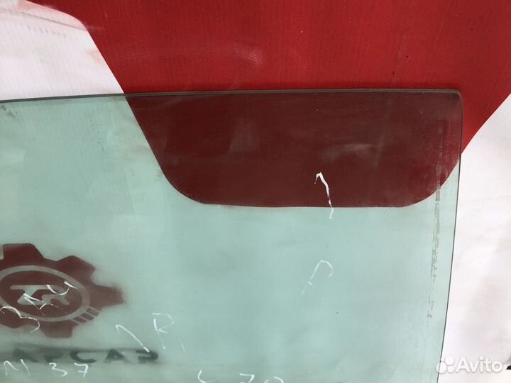 Infiniti Q70/M37 Стекло заднее правое