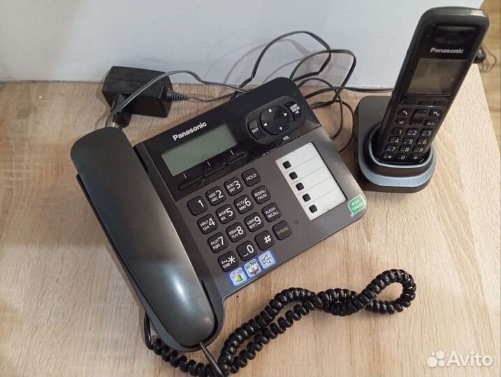 Кнопочный телефон Panasonic