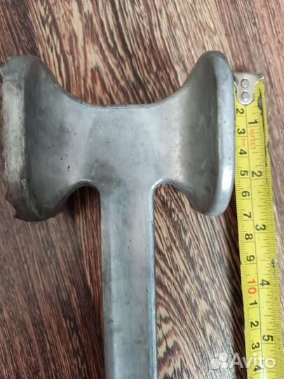 Сахарница и кухонный молоток