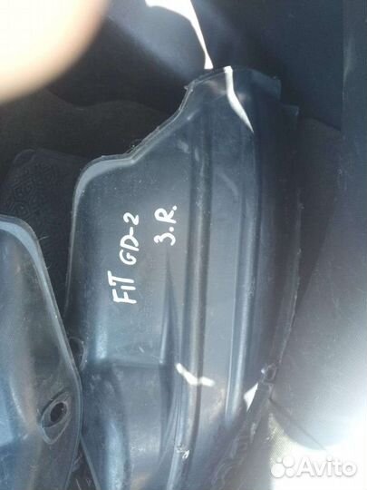 Подкрылок задний honda fit