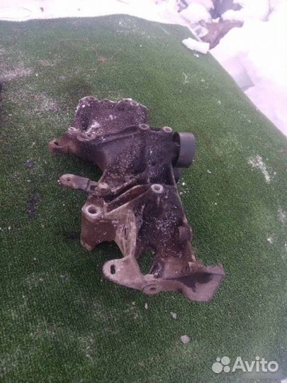 Кронштейн генератора Renault Laguna 1999