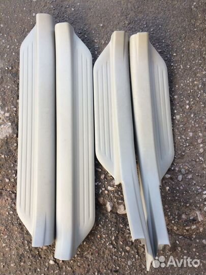 Накладки на пороги на Camry 40