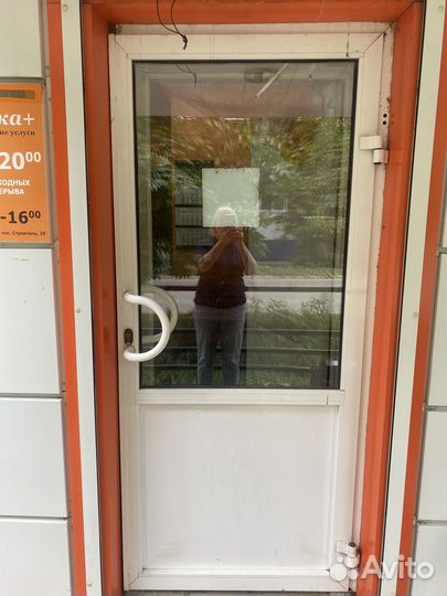 Дверь б/у продам пластиковая
