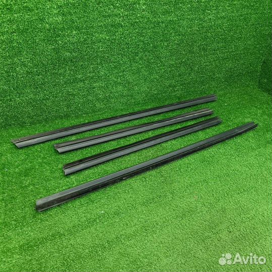 Уплотнитель стекла двери Skoda Fabia 2 (5J) 2008