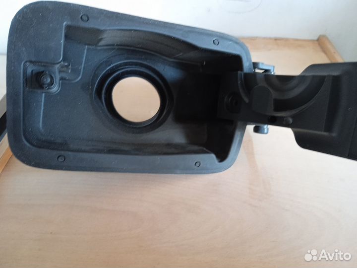 Механизм лючка топливного бензобака