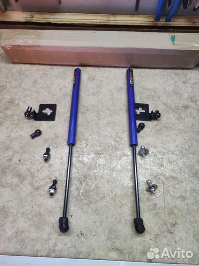 Упор капота