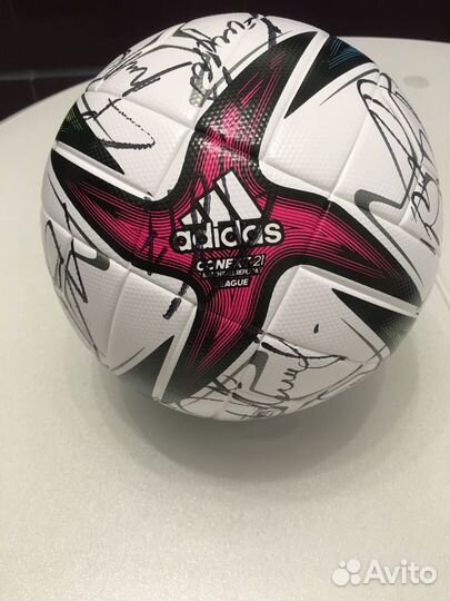 Вымпел и мяч с автографами