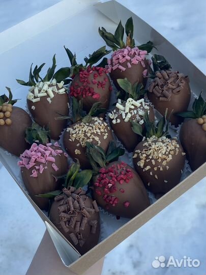 Клубника и фрукты в шоколаде