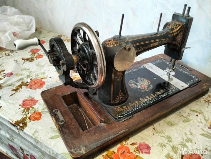Старинная швейная машинка зингер