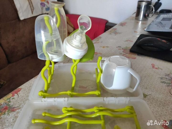 Сушилка, бутылочки с сосками и бутылочка с ложкой