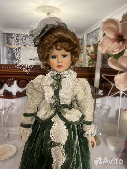 Кукла фарфоровая