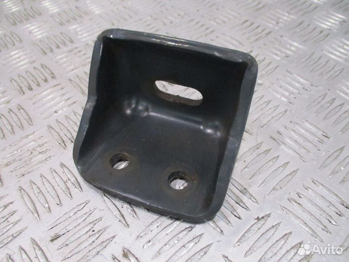 Кронштейн крепления кузова Iveco 504027854