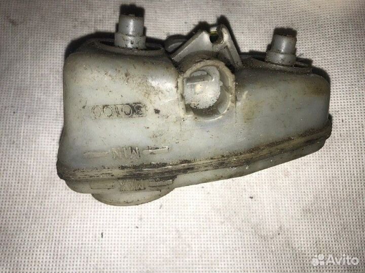 Бачок для тормозной жидкости Toyota Chaser GX100