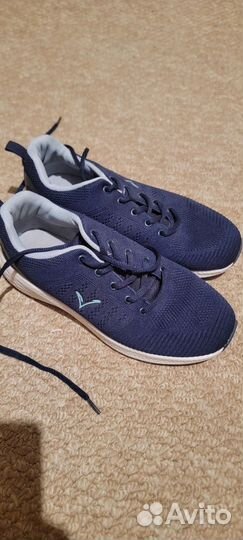 Кроссовки женские