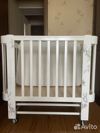 Детская кроватка с маятником