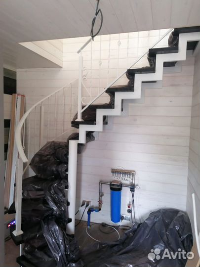 Лестница металлическая. Деревянный ступени. Перила