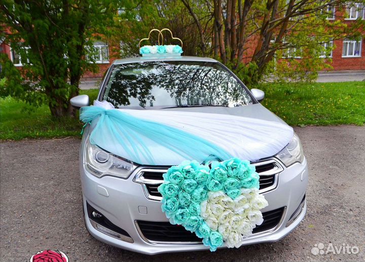 Свадебное украшение на машину