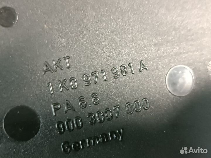 Крышка блока предохранителей Audi A3 8P 1