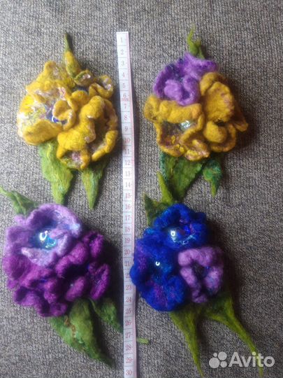 Брошь из шерсти