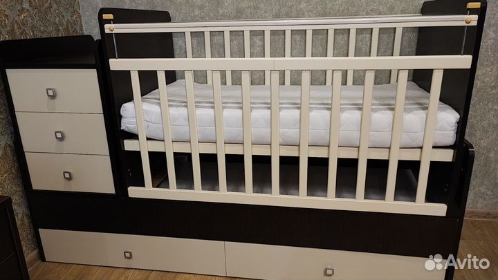 Детская кроватка с маятником и ящиком и матрасом