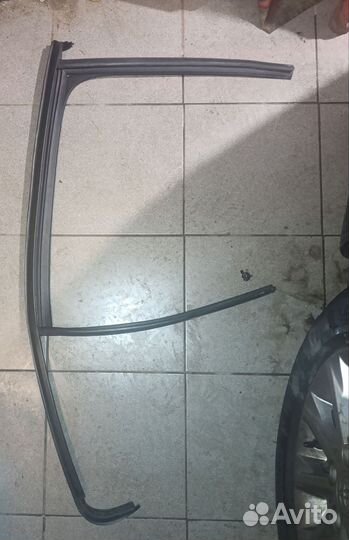 Уплотнитель задний правый Octavia a7