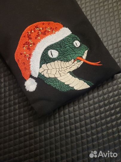 Свитшот с вышивкой 