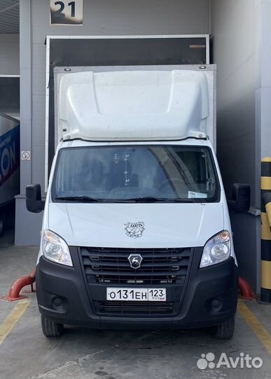 Водитель экспедитор со своим грузовым авто