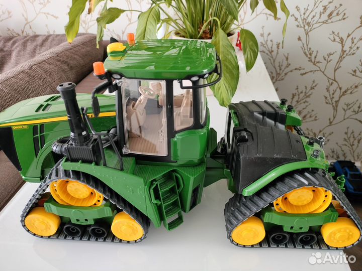 Bruder трактор гусеничный 04055 John Deer 9620RX