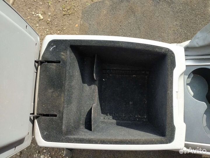 Подлокотник KIA sorento 2005г. 2.5 aт дизель