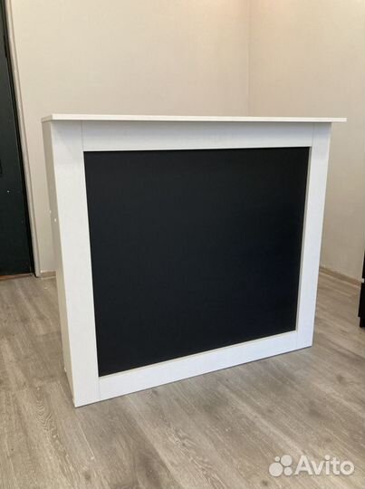 Ресепшн стойка администратора с полками