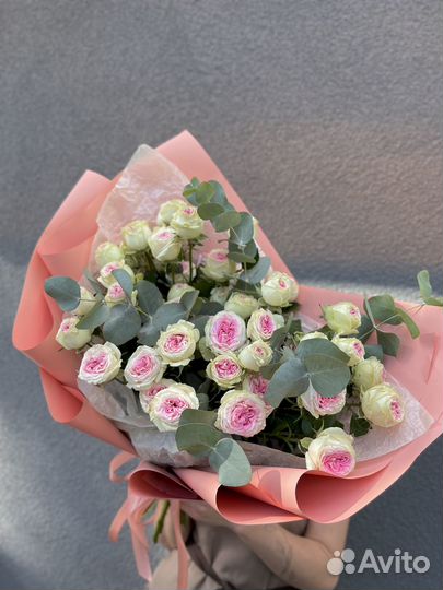 Букет из 11 Пионовидных кустовых Роз Gelato с Эвка