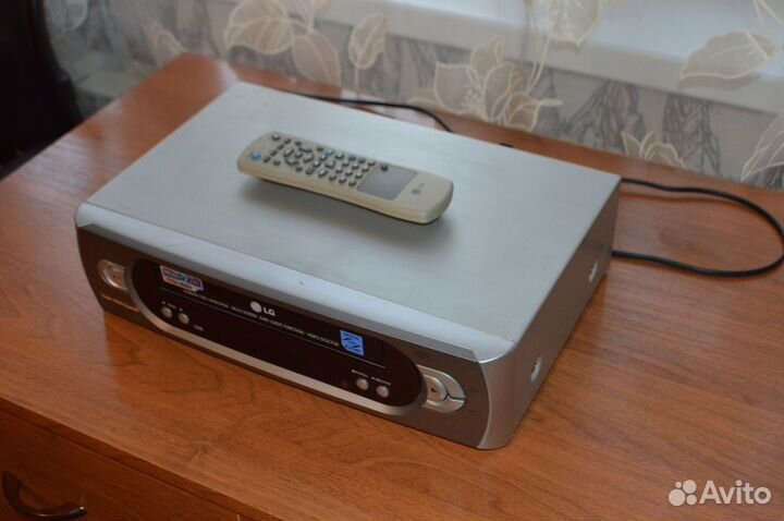 Видеомагнитофон (видеоплеер) LG-L225