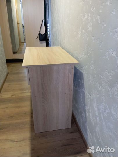 Письменный компьютерный стол