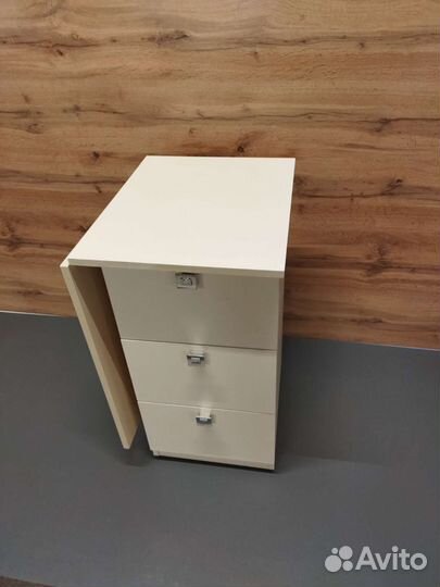 Маникюрный стол складной