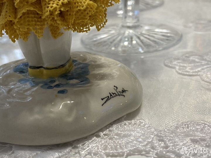 Статуэтка Италия «Девочка в желтом» кружево